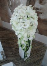 Allestimento floreale in bianco con brillantini applicati
