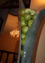 Allestimento con mele e foglie di agave realizzato dal Girafiore