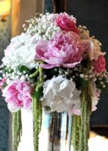 Addobbo floreale di peonie bianche e rosa per il matrimonio