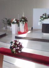 Addobbi floreali in rosso per la cerimonia nuziale