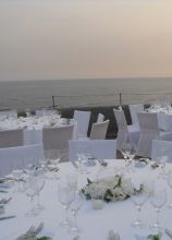 Allestimento total white per il matrimonio in riva al mare