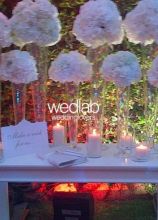 Il tavolo del guestbook decorato con candele e fiori