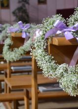 Cuori di fiori per le sedute degli ospiti alla cerimonia in chiesa