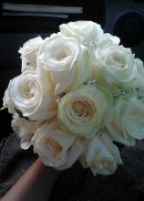 Bouquet con brillantini e rose bianche