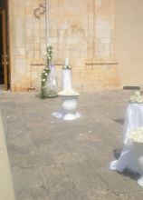 Vasi porta petali all'uscita dalla chiesa