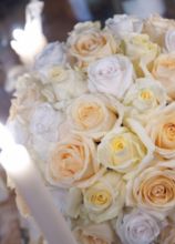 Addobbo floreale di rose bianche per il matrimonio