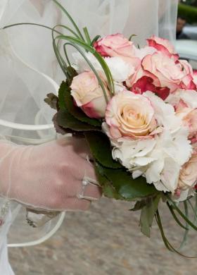 Bouquet sposa con rose - Fioreria Gabriella