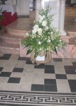 Addobbi floreali in chiesa sui toni del bianco