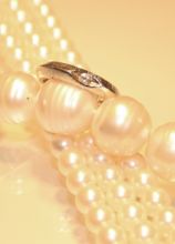 Collana di perle e anello con diamante per le nozze