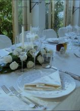 Centrotavola di rose bianche per il matrimonio