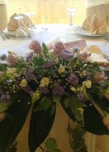 Addobbi floreali lilla per il tavolo degli sposi