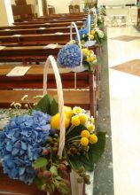 Particolare addobbo floreale con frutta e fiori di campo per la chiesa