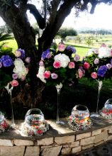 Addobbi floreali multicolor per un matrimonio in giardino