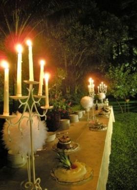 Allestimento floreale del tavolo del buffet con candele