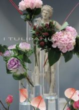 Ortensie, brassica, rose, anthurium su vasi cilindrici per buffet