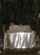 Fiori e stoffe candide per la cerimonia di matrimonio