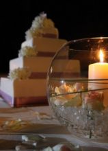 Candele e fiori per la torta di nozze