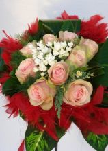 Bouquet di rose e piume rosse