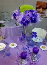 Centrotavola lilla e verde per il tavolo delle nozze