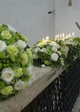 Sfere di fiori per la chiesa