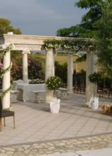 Addobbo floreale per le nozze in un giardino romano