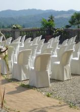 Disposizione sedie per la cerimonia di nozze all'aperto