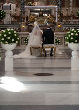 Allestimento della chiesa per le nozze