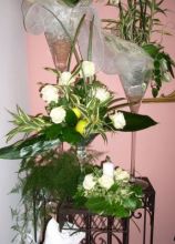 Alzate di fiori bianchi per le nozze