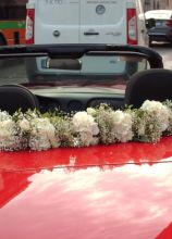 Addobbo floreale bianco per la macchina da cerimonia