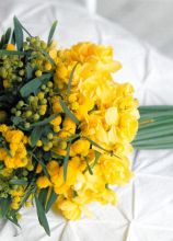 Bouquet con gambo lungo di fiorellini gialli