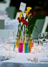 Colorati vasetti con un unico fiore per i tavoli delle nozze