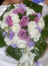 Il bouquet della sposa con rose bianche e lilla