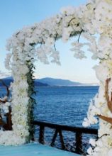 Allestimento floreale per il matrimonio in riva al mare