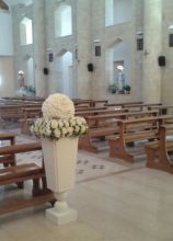 Vasi con fiori bianchi per la cerimonia di matrimonio
