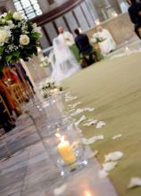 Petali e candele per la cerimonia di matrimonio
