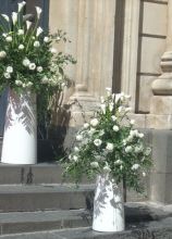 Allestimento floreale con tulipani all'uscita della chiesa per il matrimonio
