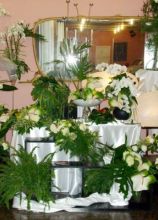 Allestimenti con fiori bianchi per la location di nozze