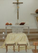 Addobbi chiesa con seduta sposi in avorio e fiori arancioni