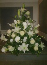 Composizione di fiori bianchi per il matrimonio