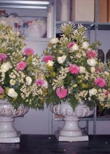 Fiori bianchi e rosa in vasi antichi