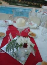 Centrotavola bianco e rosso per il matrimonio a bordo piscina