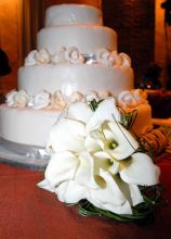 La torta nuziale e bouquet di calle total white