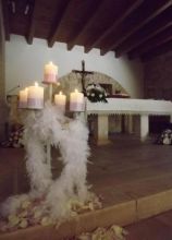 Addobbi di puime e candele per la cerimonia di matrimonio