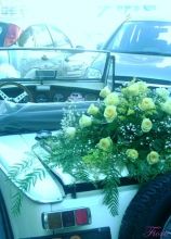 Rose bianche per la macchina da cerimonia