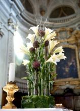 Addobbo floreale per l'altare della chiesa