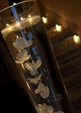 Composizione elegante di fiori e candele in una vaso