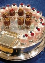 Buffet di dolci monoporzione del catering di nozze