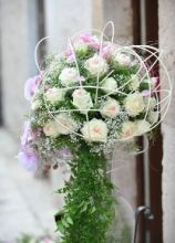 Particolare decorazione floreale sui toni del rosa e del bianco