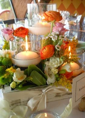 Colori e luci in tavola con fiori