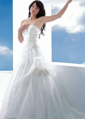 Elegante abito da sposa finemente lavorato con grande rigore sartoriale